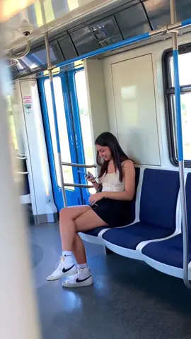 Viens PV si tu veux savoir comment j’ai eu son insta 🙄 #trend #amour #Love #message #trendmessages #metro #drague #fillemetro #filletrain 