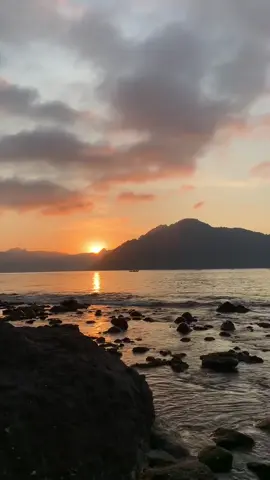 secandu itu sama sunset dan suara ombak nya  ° ° ° Video by @ar.axyyxx #fyp #selfhealing #sunsetpantai 