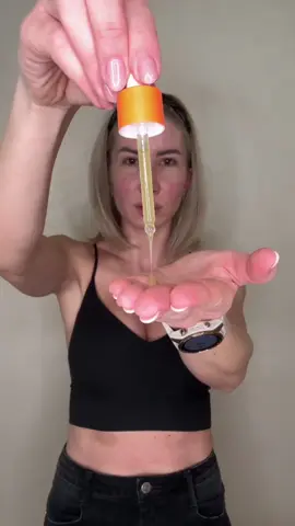 Rutina completa cu produsele TOVEGAN @Ana Muntean  Produsele TOVEGAN sunt 100% vegane si cruelty free, bogate in ingrediente active obtinute din extracte naturale, potrivite tuturor tipurilor de ten. Gama de produse Color Food, bogata in antioxidanti, se concentreaza pe fitochimicalele culorii alimentelor. Fitochimicala este o substanta activa care confera gustul si aroma alimentelor si este continuta in fructele si legumele colorate ( ex. portocale, rosii, afine, broccoli, morcovi etc.) Fiecare produs din gama Color Food contine o concentratie ridicata de extracte dintr-o anumita grupa de fructe/legume.Brandul TOVEGAN isi propune sa aduca beneficii produselor prin minimizarea utilizarii unei cantitati mari de apa purificata si maximizarea extractelor naturale.  #toveganromania #cosmeticecoreene #kbeauty #skincare #veganskincare #crueltyfree #ingredientenaturale #toatetipuriledeten #fyp #fypromania #fy #rutinaskincare #produsecoreene #ingrijireatenului 