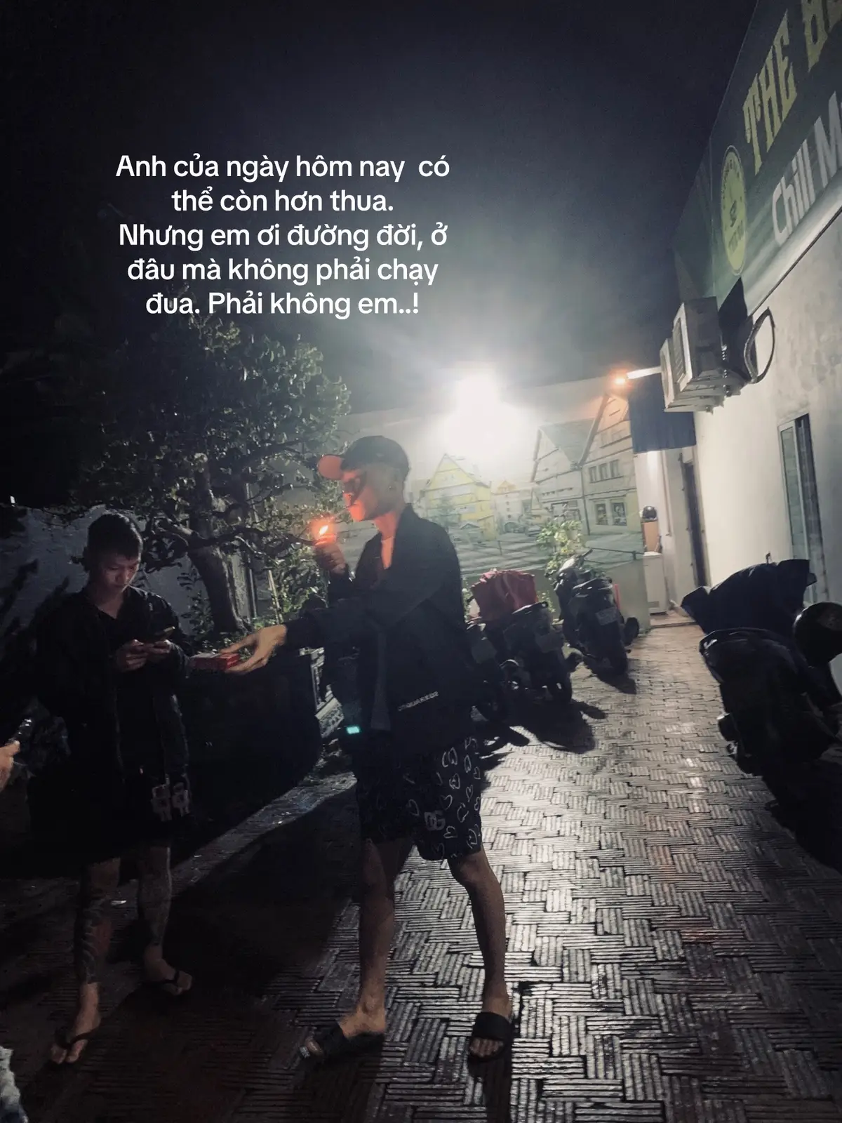 Anh của ngày hôm nay  có thể còn hơn thua. Nhưng em ơi đường đời, ở đâu mà không phải chạy đua. Phải không em..!