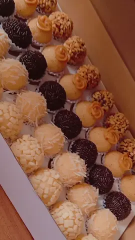 Caixa com 50 docinhos lindos e deliciosos. #docinhos 