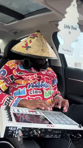 〽️essin’ round in Granny’s Tape Deck👵🏾🎶  #fyp #beats #fingerdrumming #fingerdrummer #beatmaker #nofreebeats 