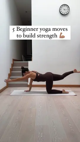 Beginner moves to build strength 💪🏽🧘🏽‍♀️✨ #yogaforbeginners #beginnerworkout #yogabeginners #beginnersyoga #yogateacher #yogaflow #yogapose 