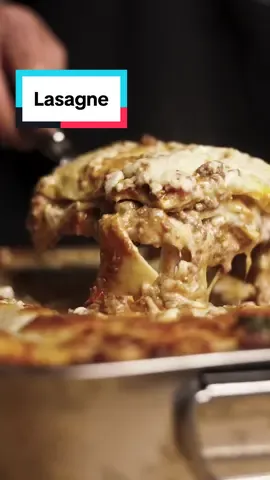 Eine Kunst für sich - Lasagne 🇮🇹 #lasagne #italienisch #selbstgemacht  Bolognese Zutaten 60ml Olivenöl 1,2 KG Rinderhackfleisch 4 Knoblauchzehen 3 Große Rote Zwiebel  3 Stangen Staudensellerie 2 Karotten 1,5 EL Tomatenmark 400gr San Marzzano Dosentomaten  150ml Passierte Tomaten 600ml Rinderbrühe 40ml Balsamico Essig  60ml Traubensaft Salz (nach Bedarf) Lasagneblätter Zutaten 400gr Pastamehl 4 Eigelb 1 Ei ganz 2 EL Olivenöl 1 TL Salz Béchamel Sauce 120gr Butter 100gr Mehl 1 Liter Milch 3,8% Fett Muskat Salz Zum Schluss: 100gr Parmesan  200gr Mozzarella