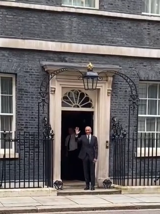 #Obama arriving at 10 Downing Street, which is the official residence and office of the #PrimeMinister of the #unitedkingdom for a private meeting. Why is Obama conducting these meetings? Where is #Biden? Who's running things? #puppet #POTUS #USA #UK #President #secret #swamp #government #agenda