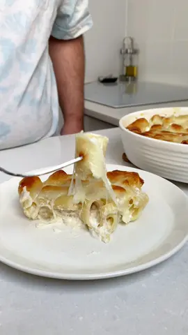 מק אנד צ׳יז מוקרם בתבנית אחת פרסום ממומן בשיתוף תנובה היום אלמד אתכם איך להכין מק אנד ציז ולדלג על הכנת רוטב בשמל, הכירו את השמנת לבישול של השף הלבן בעלת המרקם המיוחד והקרמי מצרכים: חצי חבילה פסטה (250 גרם) חבילה שמנת לבישול 23% של השף הלבן חצי חבילה טריו מיקס של השף הלבן (150 גרם) חצי כפית פלפל לבן  רבע כפית אגוז מוסקת  חצי כוס מהמים של הפסטה (מרכיב המלח נמצא כאן) חבילה מוצרלה פרוסה  ** שימו לב שאין מלח במתכון - יש מלח במי הפסטה ותמיד אפשר להוסיף לאחר הגשה. אופן הכנה: מחממים תנור ל-160 מעלות טורבו. מרתיחים בסיר מים מלוחים כמו הים ומבשלים את הפסטה לפי הוראות יצרן בגב האריזה, לאחר הבישול שומרים חצי כוס מהמים בצד ומסננים את הפסטה לתבנית אפייה. על הפסטה שופכים את השמנת, גבינות, תבלינים והמים של הפסטה - חשוב שהפסטה והמים יהיו חמים. מערבבים היטב את הפסטה ומרדדים בעזרת לקקן. מניחים פרוסות מוצרלה על הפסטה ומכניסים לתנור למשך כ-20 דק׳ ועד לקבלת צבע שחום לגבינה. מוכן! קלי קלות וללא צורך בעבודה קשה במטבח בזכות השמנת הקרמית של השף הלבן - תנסו אותה ואת המתכון 🤍 #פסטה #מקאנדציז #אוכל 