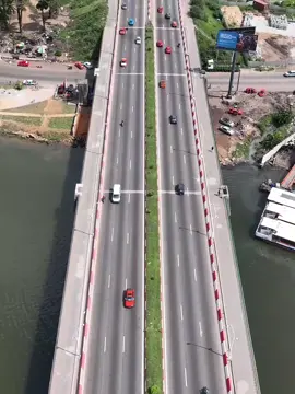 Le Pont Général De Gaulle construit de 1964 à 1967 mesure 11 mètres de largeur pour 592 mètres de longueur. Il relie la commune du Plateau à celle de Marcory et Treichville. #abidjan225🇨🇮 #cotedivoire🇨🇮 #capcut #video #drone #foryou #pourtoi #plateau #treichville #marcory #videoviral #videodrone 