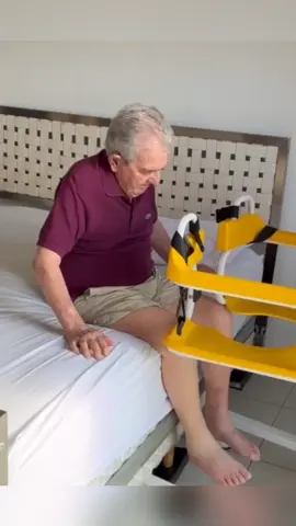 Cadeira de transferência MULTIFUNCIONAL! ♿️ A Cadeira de Transferência Multifuncional oferece uma maneira conveniente e segura de transportar pacientes com mobilidade limitada em sua casa ou instalação de atendimento. É altamente versátil e durável, confortável para o paciente e fácil de usar para os cuidadores. Uma só pessoa pode facilmente ajudar o idoso a entrar e sair da cama. A cadeira de transferência é uma grande ajuda para cuidadores e famílias! #idosos #cadeirante 