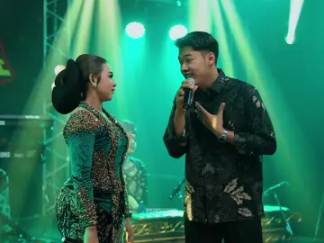 Kangen Suara Nya Mas @ahmadridhonugroho 🤟🏻🤟🏻 . CINTA TAK TERPISAHKAN -  NIKEN SALINDRY Ft Masdddho Full Video On Youtube Channel CAMPURSARI EVERYWHERE . #nikensalindry #sanidynusantara #sanidylampung #nikensentertainment #campursarieverywhere 