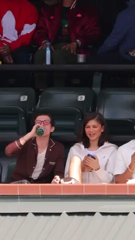 #Zendaya y #TomHolland confirman que siguen juntos, y con mucha complicidad 💘✨  #zendayaandtomholland #iwannadancewithsomebody  📸: @Tennis Paradise 