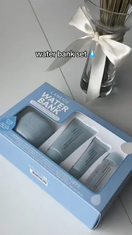 Here comes Hydration! Our Water Bank Set is the ultimate travel-size set for glowy and quenched skin! 💦✨ What’s Inside 👀: 💧Water Bank Blue Hyaluronic Cleansing Foam 💧Water Bank Blue Hyaluronic Serum 💧Water Bank Blue Hyaluronic Revitalizing Toner 💧Water Bank Blue Hyaluronic Cream Moisturizer Pick up @sephora , #Sephora at @Kohl’s , and on our site! #Laneige #Beauty #WaterBank #Moisturizer #Toner #Minis #KBeauty