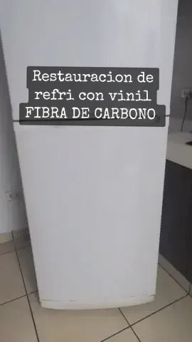 Renueva tu refri con las texturas de fibra.         #Refrigeradora #refrigerador #refrigeradores #heladeras #neveras #nevera #refri #fibercarbon #fibradecarbono #vinilfibradecarbono #vinilos #paratucocina #cocina #restaura #cambios #rotulado #wraping #wrapingideas #nolobotes #renuevatuhogar #renueva #amadecasa #cocinasmodernas 