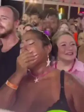 mulher chorando na plateia emocionada vendo o joshua bassett cantando sad songs in a hotel room #joshuabassett #thecomplicatedtour #ssiahr #music #chorando #plateia #show #meme #viral #foryou #fyp 