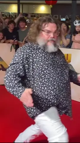 #jackblack does a karate kung fu kick at the australian premiere of #kungfupanda4 #kungfupanda 