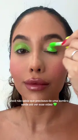 Fiquei apaixonada @Linha Bruna Tavares 👽💚 BT Alien nesse tom neon verde que eu amei e vocês? #linhabrunatavares #btovni #sombraverde #greenmakeup #greenlook #tutoriademaquiagemma #maquiagem #esfumado 