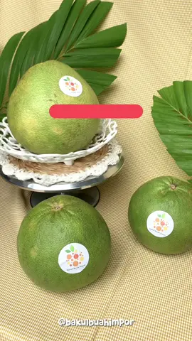 Masih bingung caranya kupas Honey Pamelo gimana? Nih Minkul spil tutorialnya!😉 Buat yang ngga sempet kupas sendiri di rumah tenang aja, karna Minkul selalu siap kupasin!🤗 #honeypamelo #jerukpamelo #pamelo #jerukbali #pamelopati #jerukmanis #tokobuahsemarang #semarang #semarangstory #tipsandtricks #tipskupasbuah #semarangstory #semarangtiktok #fyp 