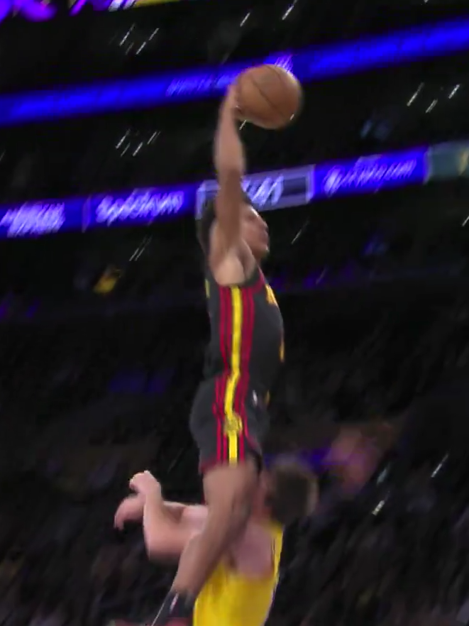 JALEN JOHNSON ON AUSTIN REAVES 😱 #nbasportsworld #NBA #hawks #jalenjohnson #dunk #viral #nbamoments #trending #austinreaves