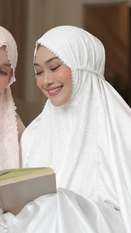 MasyaAllah, akhirnya yang ditunggu tunggu😍  Tazbiya x Indah Nada menghadirkan mukena koleksi hari raya SHANUM SERIES✨ mukena impian dari Kak Nada yang simple dan cantik dengan hiasan lace🥰  #tazbiyaxindahnada #mukenasilk #mukenarenda #mukenalace #ramadanekstraseru #fyp #indahnada 