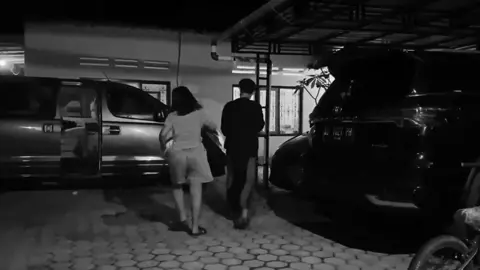 maaf ya aku ngga bermaksud gimana-gimana cuma aku lgi kangen aja sama kapal ini meskipun mereka tidak pernah memiliki hubungan apapun dan hanya sebatas teman, kangen liat mereka canda tawa lagi tpi sekarang keadaannya udah beda mba dyah udah nemuin pasangan hidupnya yg artinya mba dyah punya kesibukan sendiri sama suaminya, begitu banyak kenangan mereka sampai-sampai untuk dilupakan saja sedikit susah tapi ya mau ngga mau harus tetep dilupain karena ini udah takdirnya hehe #kapalkaram #masukberanda #fypage #boyyah #gwsm #4upage #fypシ #4u #xybca #masboy #mbadyah #gwsm_editz 