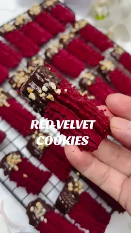 Ramadan 8-Resepi Red velvet Cookies 225 gram mentega 75 gram gula halus 20 ml susu cair 2 sk paste red velvet 245 gram tepung gandum 70 gram tepung jagung 10 gram serbuk coklat 150 gram coklat compound 100 gram kacang badam di sangai  Selamat mencuba#redvelvetcookies #biskutraya#kongsibersama #kongsiselera #kongsijer #Ramadan #leyneyasminkeklapis 