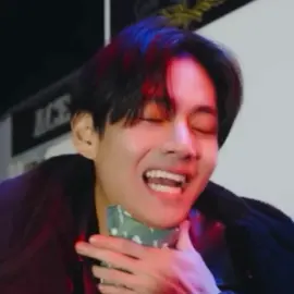 LEMME PUT HIM IN MY POCKET 🤧😭 #tae #taehyung 