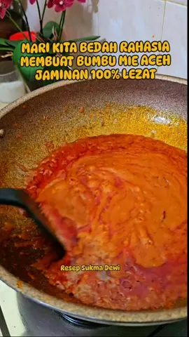 RAHASIA MEMBUAT BUMBU HALUS MIE ACEH Resep @sukmadewiofficial   BAHAN DASAR BUMBU HALUS MIE ACEH 1. Cabe Merah keriting kering 20 buah cuci dan rendam air panas lalu blender halus. 2. Bawang merah 15 butir 3. Bawang putih 7 butir 4. Lada 1 sdm 5. Pala 1 butir 6. ketumbar 1 sdm 7. Kemiri bakar 7 butir 8. Kunyit bakar 2 cm 9. Kapulaga putih 5 butir 10. jintan 1 putih sdt 11. Bunga Pekak (lawang kleng) 2-3 butir 12. Biji Ketapang 3-5 buah (BOLEH KOMBINASI Kacang tanah)1-2 genggam digoreng dulu 13. Kacakaci (biji kas-kas) 1 sdm 14. Jahe sedikit (Opti) 15. Garam 1 sdm 16. Kaldu jamur alami/gula Alami 1 sdm 17. Bawang merah untuk menumis 18. Minyak makan untuk menumis 19. 1 sdm bubuk Cabe merah  NOTE: 1.Jika tak ada Biji Ketapang boleh ganti dengan Kacang Tanah 2 genggam digoreng/KOMBINASI 2. Tambahkan blenderan udang sabe/ udang segar saat menumis diluar bumbu halus. Agar saat memasak menggunakan daging tak bercampur unsur darat dan laut. 3. Perkara kelapa gongseng halus itu optional tergantu selera  TEKNIK OLAH BUMBU HALUS MIE ACEH 1. Gongseng Rempah selain bawang merah, putih dan cabe. Setelah itu masukkan Semua Bumbu dan beri sedikit minyak. Masak sampai wangi. Lalu blender halus. Tumis bawang merah sampai wangi dan kekuningan. Masukkan bumbu halus. Masak Dengan Api kecil sampai wangi dan berminyak. WAJIB DINGINKAN. Masukkan toples kedap udara. Simpan dikulkas. Gunakan untuk membuat MIE ACEH.  BAHAN PELENGKAP BUMBU MIE ACEH (RAJANGAN DLL)  1. Varian Sayur Touge, Kubis atau Kembang Kol sesuai selera sedang. 2. Bawang merah dan putih masing2 dicincang halus 3. Daun seledri 2 batang & daun bawang 1 batang dirajang 4. Tomat 1 butir rajang halus 5. Kecap manis 3-5ml 6. Kecap asin 5 ml 7. Saus tiram 5 sdm (opti) 8. Garam secukupnya dan gula 2 sendok makan 9. kecap ikan Souce Fish 2 sendok makan 10. Saus cabe 7 sendok makan 11. Kaldu jamur non msg 1 sendok makan  #BumbuMieAceh#MieAceh#Mie#MasakMieAceh#MasakBumbuMieAceh#ResepBumbuMieAceh#ResepMieAceh#Ramadhan#Ramadan#Masak#IdeMasak#ResepMasak#ResepMasakIndonesia#MasakanRumahan#Masakan#Cooking