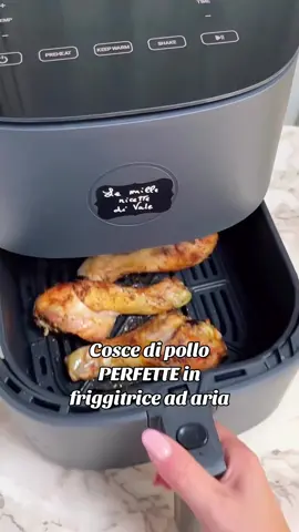 COSCE DI POLLO PERFETTE IN FRIGGITRICE AD ARIA 🤩 SUCCOSE dentro e CROCCANTI fuori 😍 e SENZA aggiungere neanche un goccio di olio 🍗 Vi spiego tutti i trucchi per una cottura PERFETTA ✨ INGREDIENTI 4 cosce di pollo 1 cucchiaio salvia secca 1 cucchiaino aglio in polvere 1 cucchiaio paprika forte Sale qb Metti le cosce in una ciotola; aggiungi le spezie a piacere (io salvia, paprika e aglio in polvere) e un pizzico di sale. Mescola bene, trasferiscile nel cestello della friggitrice ad aria e cuoci a 190 gradi per 35 minuti girandole a metà cottura. Oppure cuocile in forno caldo a 200 gradi per 50 minuti. SALVA I TRUCCHI: 👉 NON dovrai aggiungere olio: le cosce cuoceranno con il loro stesso grasso! 👉 Falle cuocere sul cestello forato SENZA aggiungere carta forno o teglie: lo so, si sporcherà, basterà poi pulire come si fa con qualsiasi teglia o padella 😉 in questo modo l’aria passerà da sopra a sotto e la cottura sarà perfetta! 👉 Non utilizzare gli stessi gradi e tempi del forno: ricorda che infatti in friggitrice ad aria i cibi cuociono prima, e a differenza del forno non si seccano, e restano umidi e morbidi dentro. Quindi dobbiamo necessariamente abbassare gradi e tempi, in questo caso a 190 gradi per 35 minuti (rispetto ai 200 gradi per 50 minuti del forno). E tu le proverai? 🤩 fammelo sapere nei commenti, ti leggo! Lasciami un like ❤️ per sostenermi! GRAZIE! RICETTA COMPLETA: lemillericettedivale.it (link in bio) — #friggitriceadaria #friggitriceadariacalda #airfryer #airfryerrecipe #ricettefacili #ricetteveloci #friggitriceadariaricette #lemillericettedivale #ricettefacilieveloci #pollo #trucchi #viral #senzaolio 