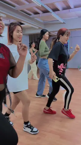 လွယ်လွယ်လေးနဲ့ က လို့ကောင်းတဲ့ Beginner Dance လေး #bodyshapebytrmie #အကသင်တန်း #အကနဲ့ကျန်းမာရေး #မကတတ်လဲကတတ်အောင်သင်ပေးအုံးမှာ #coverdance #onewayticket #beginnerdance #tiktokuni #easydance 