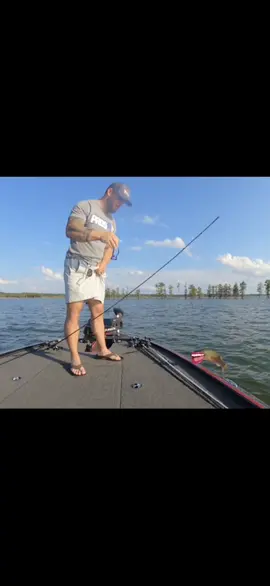😣 #haha #funny #viral #funnyvideos #fishing #blooper #fyp #fypシ #foryou #foryourpage #fishingtiktoks #fishingvideos #viralvideo #tiktok #CapCut #louisiana #ouch #lake #boat #laugh 