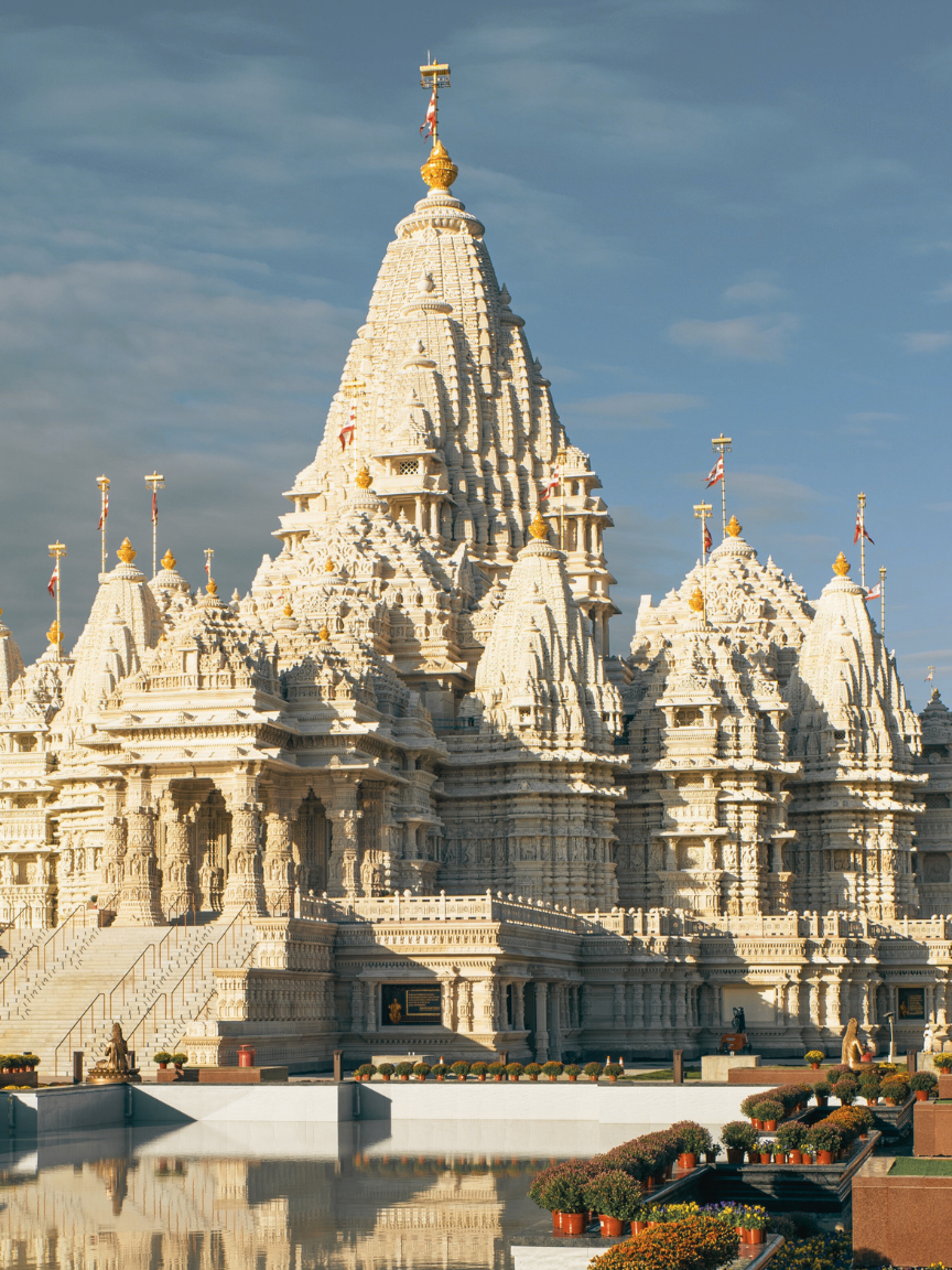 Experience a slice of India in #CentralJersey at the BAPS Shri Swaminarayan Mandir 🇮🇳 Admire the architectural marvels and serene ambiance 😌 The mandir's construction utilized over 13,000 tons of Italian Carrara marble, symbolizing purity and devotion✨ 🎥 @m0na_mo  #india  #newjersey  #mandir