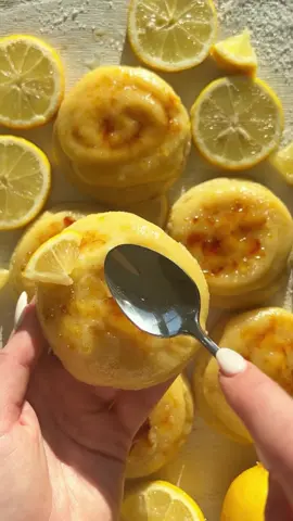 LEMON CRÈME BRÛLÉE COOKIES ✨🍋 Chewy lemon sugar cookies topped with silky lemon pastry cream & brûléed sugar! 💛 #lemoncookies #cremebrulee 