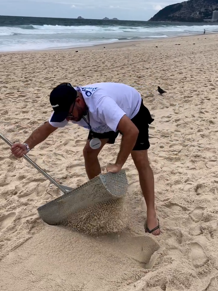Cleaning beaches from plastic with an Eco-Sieve!  (IG🎥: @ecobarreiradiegosaldanha) #Unreel #Extreme #Sustainability #ecofriendly #Environment