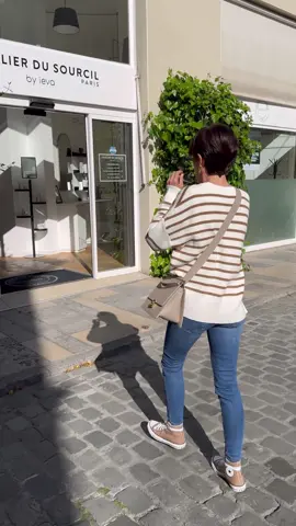 Aujourd’hui j’avais mon rendez-vous pour ma retouche sourcils. Jai un microshading depuis 7 ans. Je fais ma retouche une fois par an 👍 Je suis née sans sourcils 😂Et qui j’ai croisé en train de faire l’école buissonnière ?? 😡😡#Vlog 