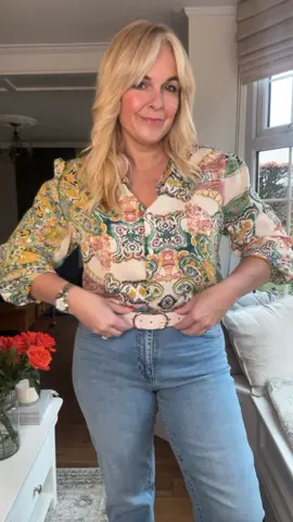 Spring date night look #jeansandanicetop 🎤 Talking you through my spring date night look.. I always love a blazer and jeans on a night out ✨and these gold sandals are perfect to take you from spring through to summer ✨@John Lewis @CarvelaOfficial  Jeans and blouse @prettyparadeboutique ad/pr Blazer and belt @johnlewis  Sandals @carvela  Perfume @acquadiparma  . . . #outfit #fashion #style #nightout #ootn #jlfashion #lovejl #linenblazer #fashionover30 #fashionover40 #fashionover50 #stylerush #fashionfierce #trendy #instastyle #midsize #over40blogger #styleblogger #clubcarvela #goldsandals #howtowearjeans #outfitideas #streetsyle #fyp 