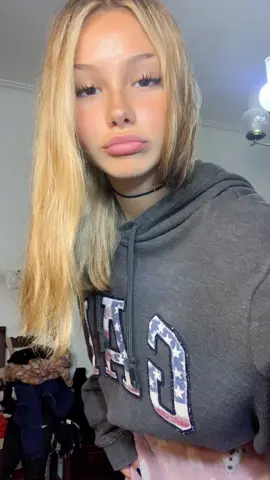 quiero q me digas el color de tu panty