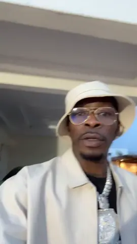 @shattawalenima and @amgmedikal spray cash on themselves. - Follow @bessahghana  #bessahghlive #shattawale #amgmedikal 