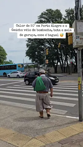 Hoje fomos visitar Porto Alegre e mesmo com um calor insuportável, esse bagual saiu pilchado campo a fora 😁 . #portoalegre #gaucho #bagual #rs #memes #humor #tradicionalista #calor 
