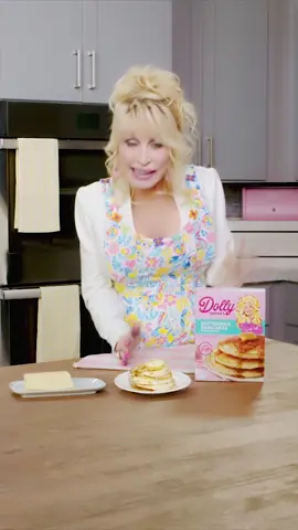 These pancakes made with my new @Duncan Hines mix are just the thing to make your breakfast time oh-so-good! What are you waiting for? Head over to the link in my bio to try out this recipe! ☺️