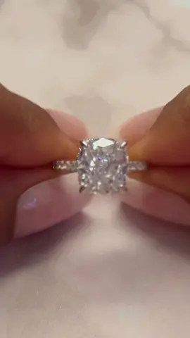 Three rings to symbolize past, present, and future - a timeless bond. Rings from @effinny_store ✨ #jewelry #effiny #effinyjewelry #rings #sparkle #handaccessories #ringfinger 