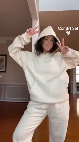 @Comfrt set try on + a surprise cutie at the end of the vid ☺️🐶. Wearing a size medium in the hoodie & sweatpants and LOVE how soft and oversized they both are 👏🏽✨ #comfrtclothing  @maya_arg 