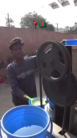 $0,20 Sugarcane Juice in Old Dhaka 🇧🇩 #kurtcaz #dhaka #bangladesh