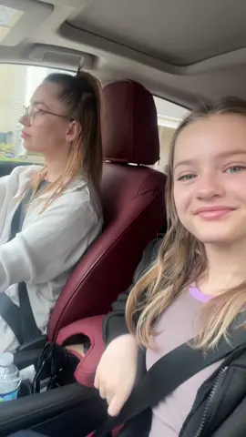 A short walk in the park. Very beautiful nature in North Carolina  #sonia_nika #fanny #fannyfamily #mama #daughter #motherdaughter #usa #walking 