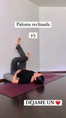 Estas posturas salvaaan! Sobre todo la 2! Puedes mantener cada una por 3-5 minutos para ayudar a disminuir el dolor y hacer esos momentos incómodos un poco más ligeros 💜 Compártelo con tus amigas!  🎥créditos: palo.yoga  #yoga #salud #bienestar #ejercicio #cuerposano #colicos #amorpropio 