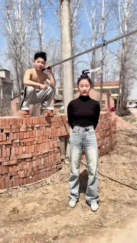 这要是被鳄鱼咬了能把鳄鱼头拧下来[捂脸]#搞笑 #才艺 #才艺展示 #才艺表演 