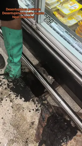 Desentupimento com hidrojateamento de rede esgoto em hiper mercado. Observação na quantidade de lixo retirado da rede ☝️😱.  #hidrojateamento #desentupidora #24horas #goiania #tubulacao #prestadoresdeservico #desentupimento 