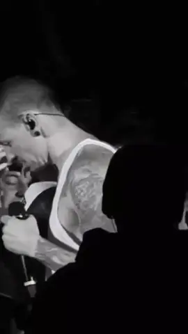 Pedazo de Vocalista 🥹 Feliz cumpleaños Chester donde sea que estés... Crawling - Linkin Park #chesterbennington #acustico #live #linkinpark #linkinparkfan #chesterbennigtonedit #happybirthday #rockforeverok #foryou #chesterforever 