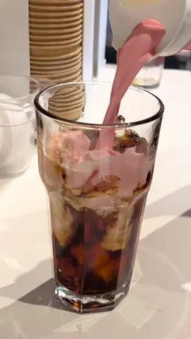 café glacé crème à la fraise 🍓🧊☕️ #petiteentreprise #fyp #lecomptoirlunch #SmallBusiness #restaurant #workwithme #drummondville #resto #restaurantmtl #lattearttutorial #latte #latteartvideo #strawberrymilk #strawberrycoffee #strawberryicedlatte #strawberryicedcoffee 