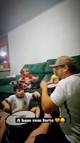 A meta do estagiário quando se tornar pai vai ser disso aqui pra cima! 🥹👨‍👦 📹 @ojuniormanica  #ForaDeCampo #Humor #Corinthians #paiefilho 
