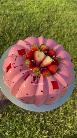Gelatina de mosaico sabor fresa 🍓  Esta receta es de @Jennifer cocinando solamente que yo le agrego media crema para que quede más cremosita ☺️ #gelatina#gelatinademosaico#gelatinademosaicosaborfresa#gelatinadefresa#jello#recipes#recetas#desserts#postres#postressinhorno#endulzatudia#lehighacresfl#parati#fyp#fypシ  