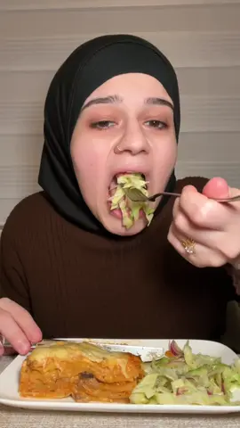 Salat geht irgenwie zu allem. Thunfisch-Lasagne (4 Personen) 1 pck. Lasagneblätter 2 Dosen Thunfisch  300 ml Sahne 250 ml Wasser 2 El Frischkäse 1 große Rote Zwiebel (klein gewürfelt) 2 Knoblauchzehen  150 g  Champignons (in Scheiben) 100 g Mais 1,5 El Tomatenmark  Olivenöl (zum anbraten) Salz Pfeffer  Muskatnuss  Thymian  Oregano  Mozzarella (in dünne Scheiben) Geriebener Käse (zum überbacken) Zubereitung: - Zwiebel & Knoblauch klein hacken mit Olivenöl anbraten  - Tomatenmark mit anbraten  - Champignons in Scheiben & dazugeben - Mit Sahne/Wasser ablöschen  - Gewürze/Frischkäse dazugeben & einmal aufkochen  - Herd auf 3  - Thunfisch & Mais dazugeben und ca. 30 min köcheln lassen - Lasagne Schichten (Soße/Lasagneblatt/Mozzarella Scheiben) - Geriebenen Käse drüber geben bei 180 Grad Umluft 25 Minuten abgedeckt Backen & dann nochmal ca. 5 min unabgedeckt Backen (bis der Käse goldbraun wird) #salat #Ramadan #iftar #essen #food #mukbang #fyp 